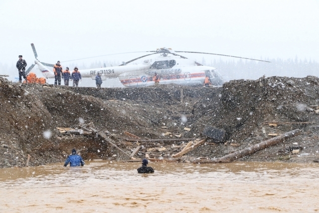 В поисках пропавших при разрушении дамбы больше не применяют авиацию