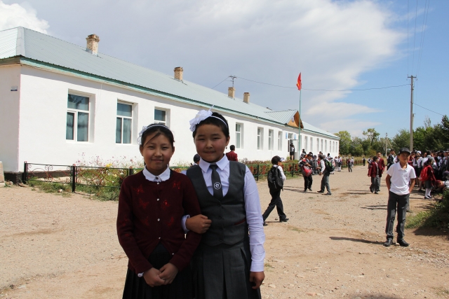 Киргизские школьницы
