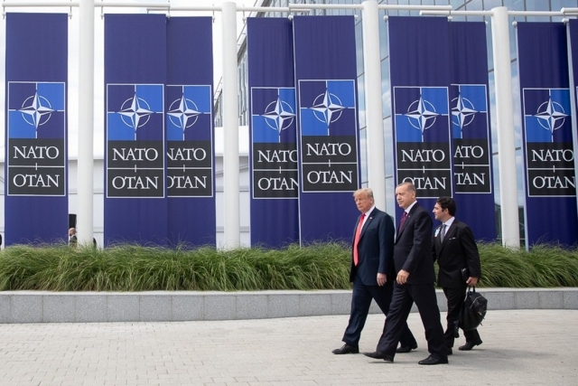 Дональд Трамп и Реджеп Тайип Эрдоган на саммите стран блока НАТО