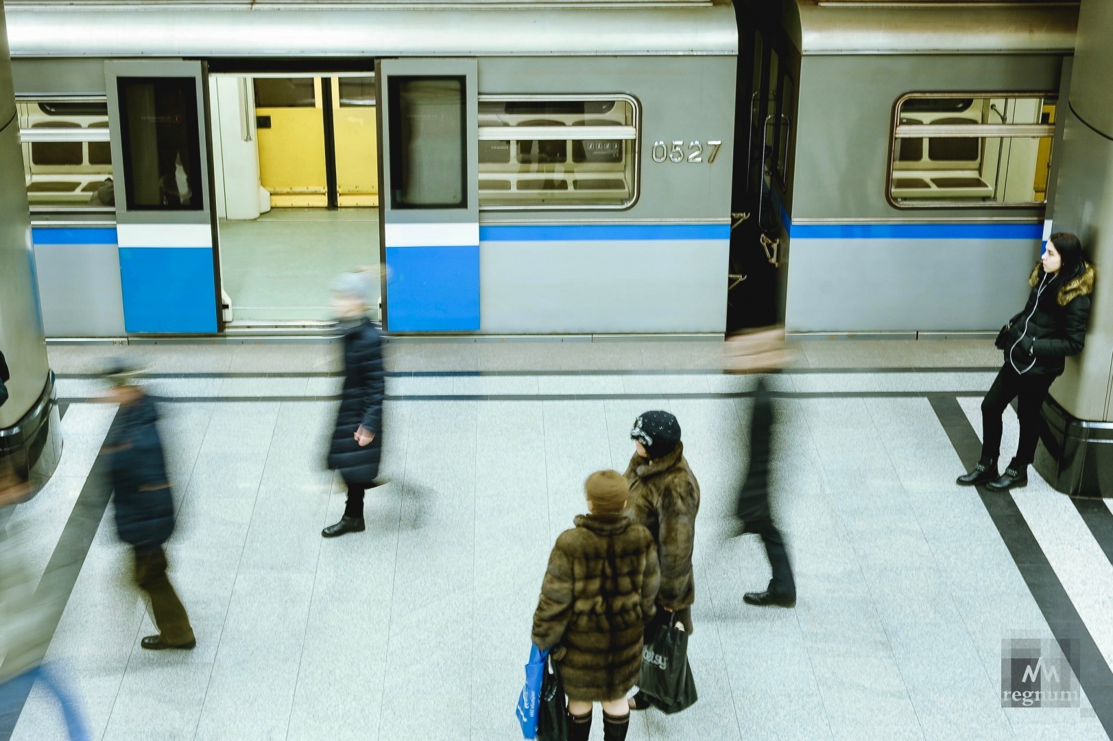 Мигранты в метро москвы. ЧП на станции метро Московская. Мигранты избили полицейского в метро.