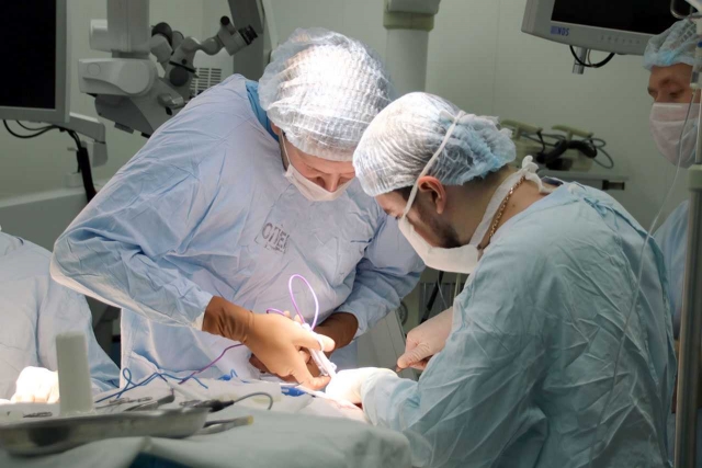 Хирурги республиканского онкологического диспансера Башкирии во время операции