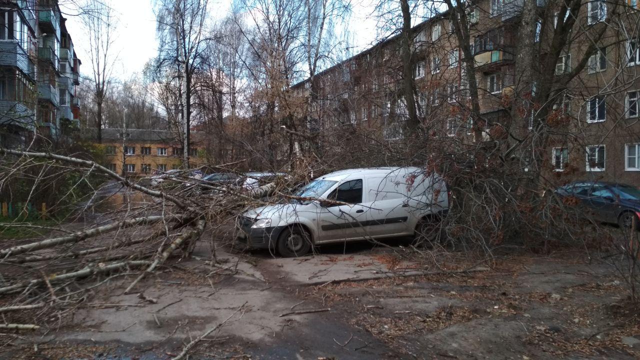 Последствия сильного. Ураган в Ярославле с 27 на 28 октября. Ураган в Ярославле. Смерч в Ярославле. Последствия сильного ветра.