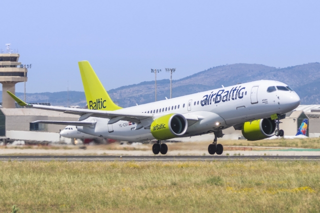 Самолет авиакомпании Air Baltic Bombardier CS300
