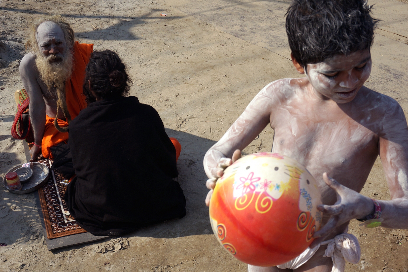Через несколько дней мальчик получит посвящение в традицию Нага Баба, после чего будет жить и учиться у садху