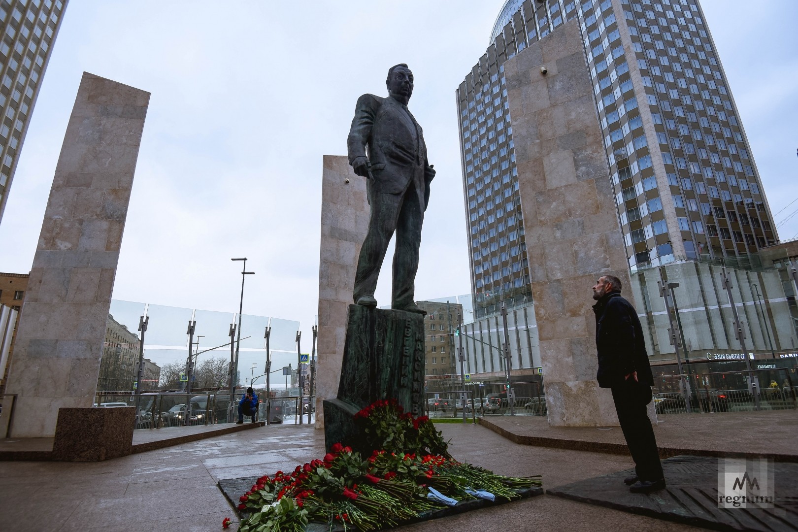 памятник примакову на смоленской площади в москве