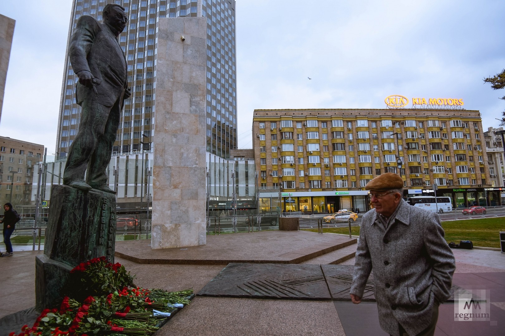 памятник примакову на смоленской площади в москве