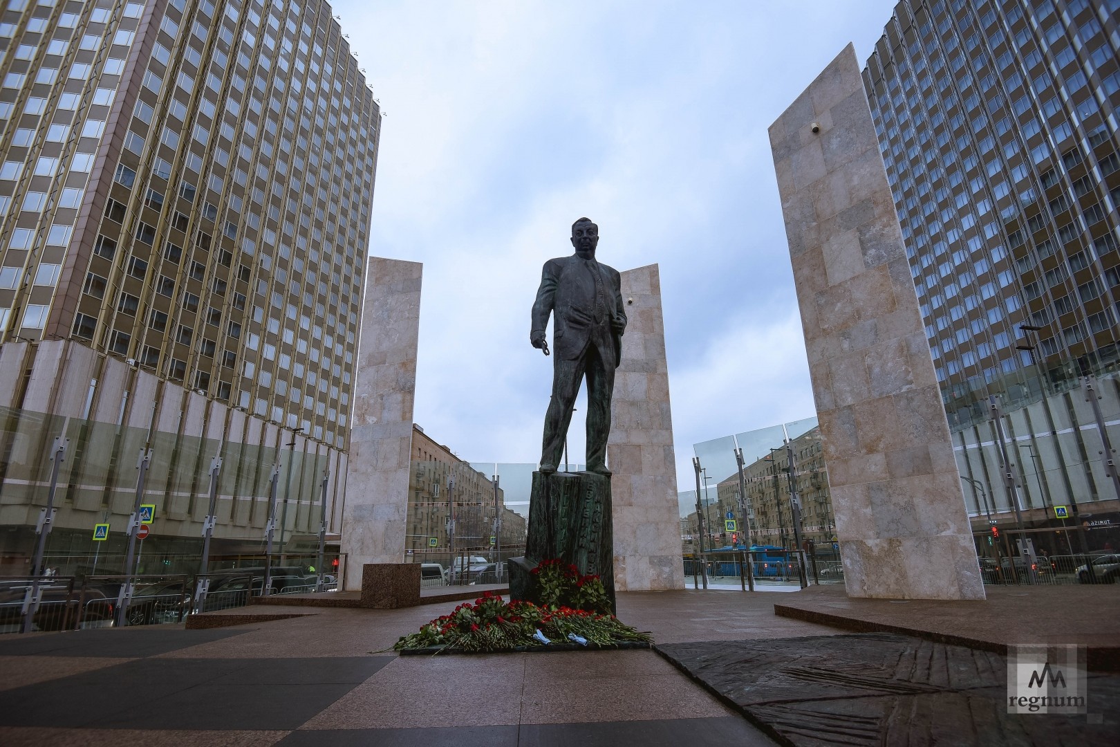 Памятник напротив. Памятник Евгению Примакову в Москве. Памятник Примакову на Смоленской площади в Москве. МИД памятник Примакову. Примаков памятник на Смоленской площади.