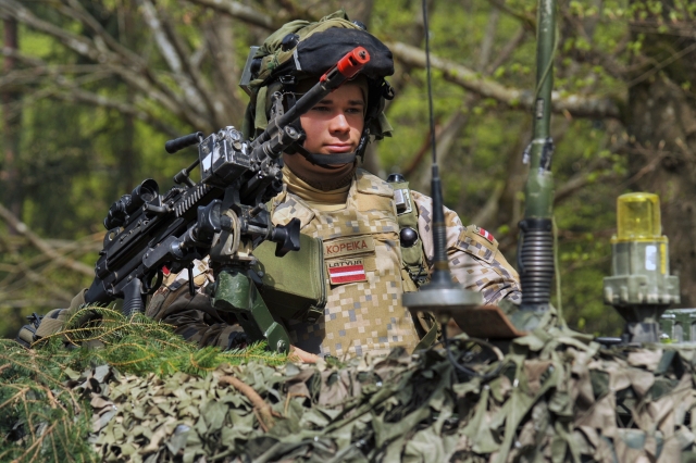 Эксперт советует Латвии возобновить всеобщий призыв в армию