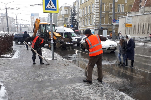 Более 80 единиц спецтехники убирают дороги от снега в Самаре