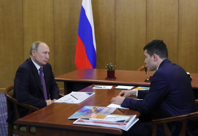 Путин обсудил меры по повышению рождаемости с главой Калиниградской области