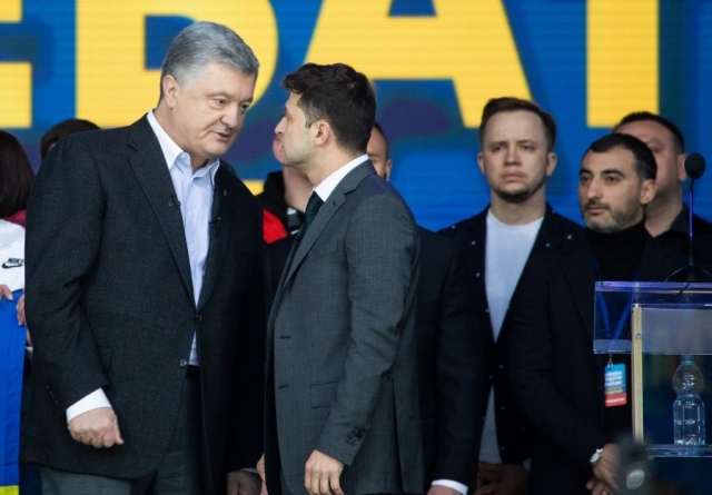 Петр Порошенко и Владимир Зеленский в ходе предвыборных дебатов 