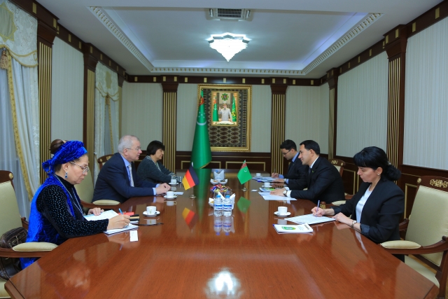 Чиновники Туркмении обсудили с послом ФРГ проблемы туркменских мигрантов