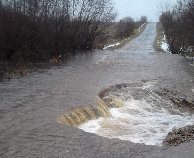 В Ярославской области паводок затопил дорогу