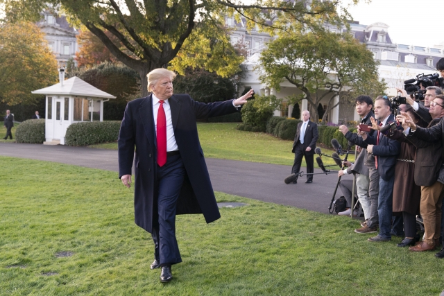 Дональд Трамп на лужайке Белого дома после беседы с журналистами