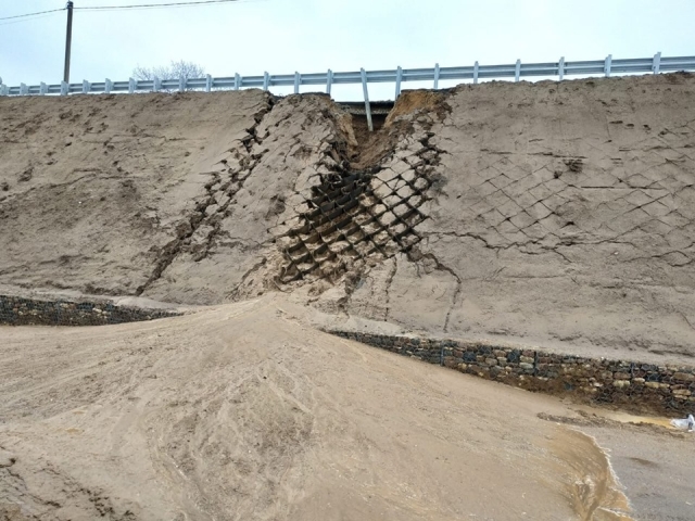 В Ярославской области размыло дамбу нового моста