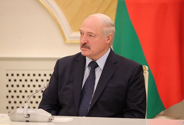 Лукашенко поздравил сограждан с Днём Октябрьской революции