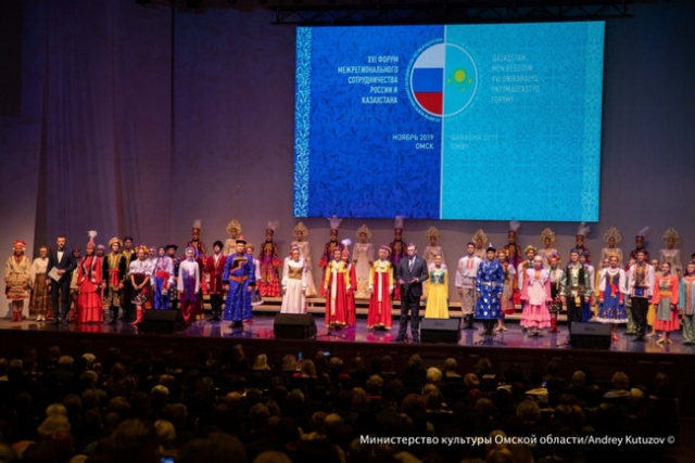 Российско-казахстанский форум: на концерте выступили сотни артистов
