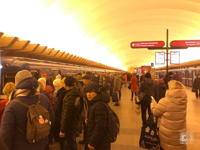 Поезда метро на севере Петербурга идут с задержкой в обе стороны