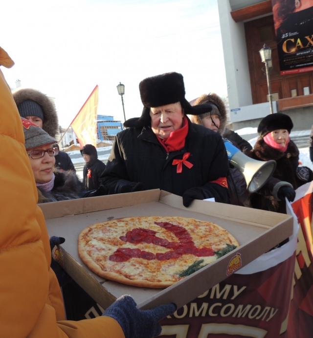 Коммунисты Якутии подарили своему лидеру пиццу с серпом и молотом