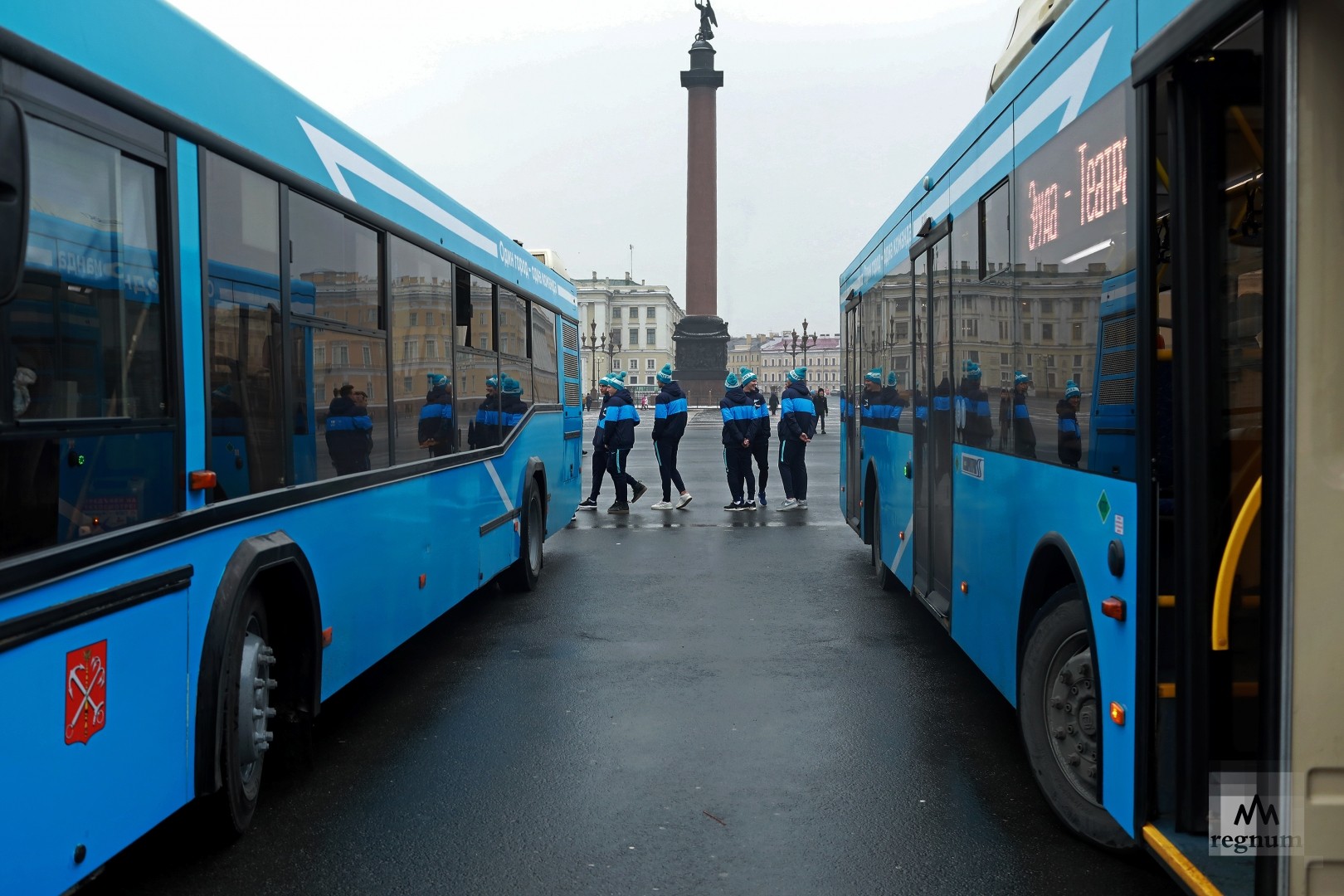 Несколько автобусов. Автобус Зенита. Автобусы в Питере. Автобус Зенита новый. Автобусы на Дворцовой площади.