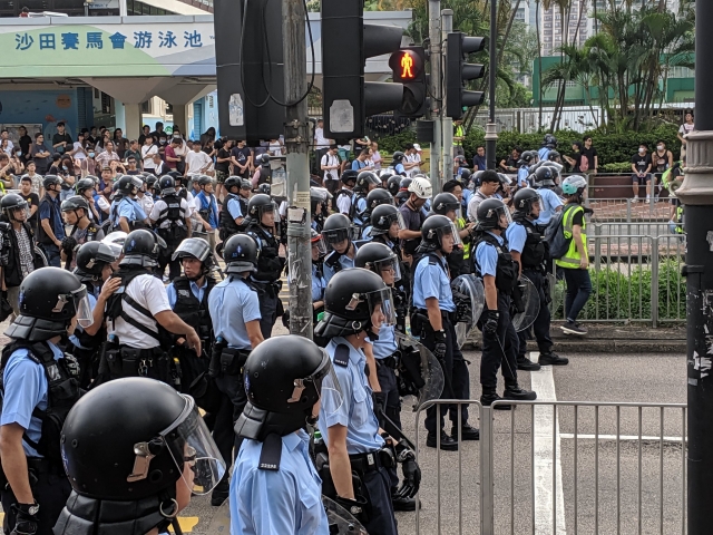 В Гонконге протестующие столкнулись с полицией на территории вузов