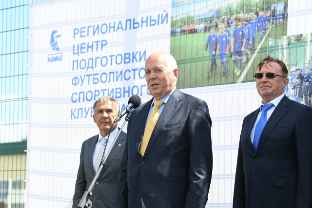 Сергей Чемезов (в цетре), Сергей Когогин (справа) и Рустам Минниханов (слева) 