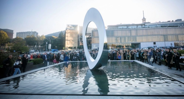 Итальянский скульптор подарил Тбилиси монумент N'Uovo