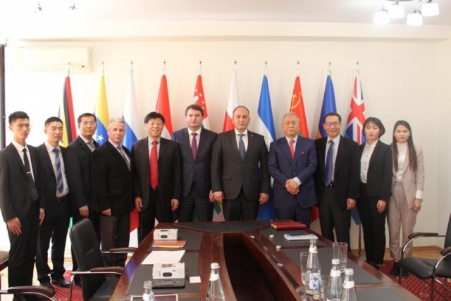Глава МИД Абхазии провел встречу с делегацией из Китая
