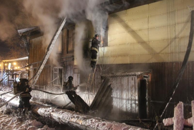 В Томске горел жилой дом: людей спасали по пожарной лестнице