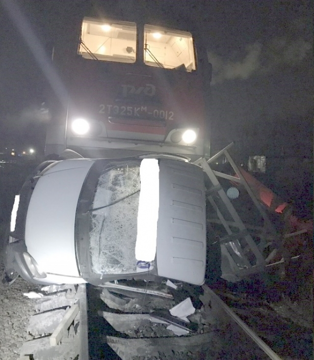 В Калуге на железнодорожном переезде тепловоз раздавил грузовую «Газель»
