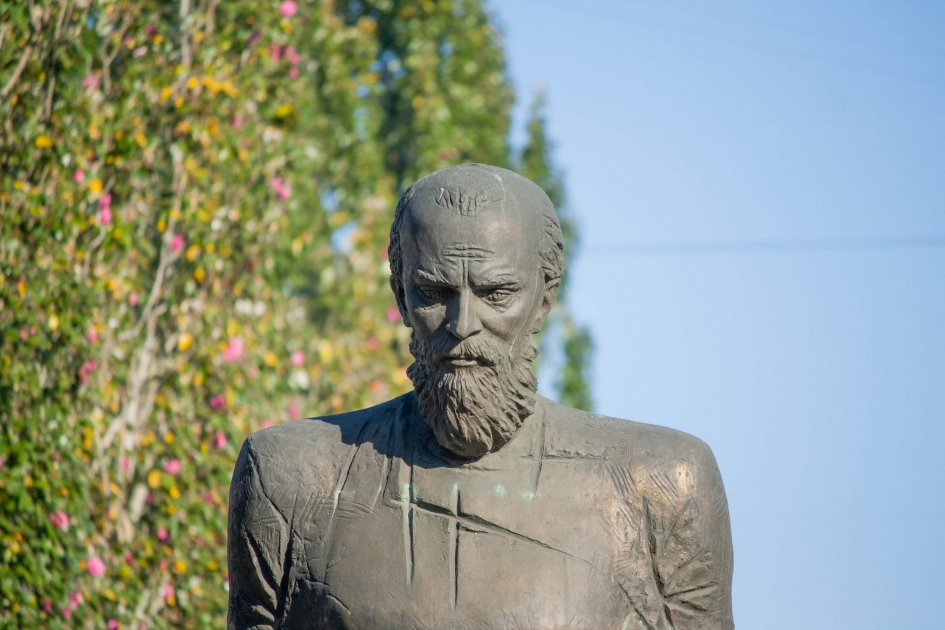 Достоевский омск. Памятник ф м Достоевскому в Омске. Памятник Федору Михайловичу Достоевскому в Омске. Памятник Достоевскому в БАД Хомбурге. Памятник Фёдору Достоевскому.