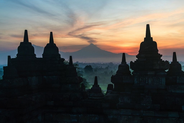 В Индонезии началось извержение самого активного действующего вулкана