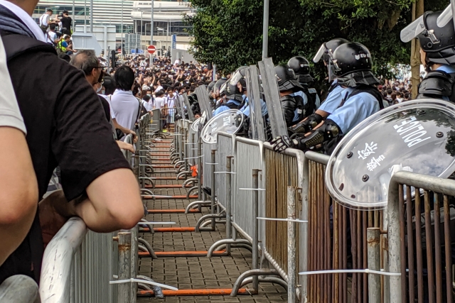 В Гонконге полиция пригрозила протестующим применить боевое оружие