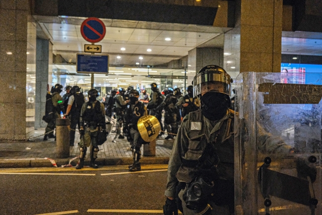 Полиция Гонконга блокировала протестующих в политическом университете