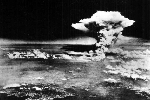 Атомный гриб от взрыва бомбы над Хиросимой