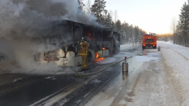 На трассе Тюмень — Ханты-Мансийск сгорел автобус
