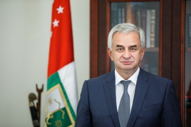 Президент Абхазии призвал министров «работать, не жалея себя»