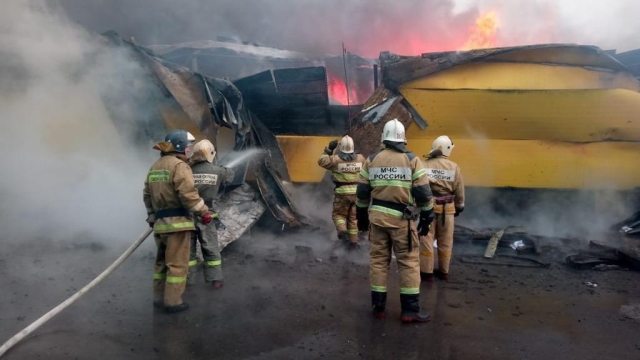 МЧС опубликовало видео и фото с места крупного пожара на ростовском рынке