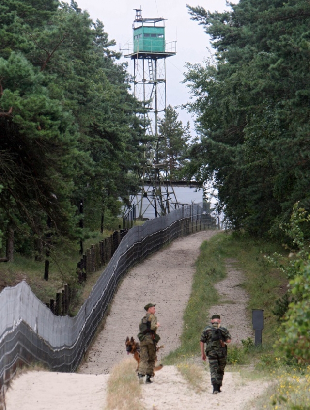 Российские пограничники в наряде на российском участке границы с Польшей на полуострове Балтийская коса. Калининградская область