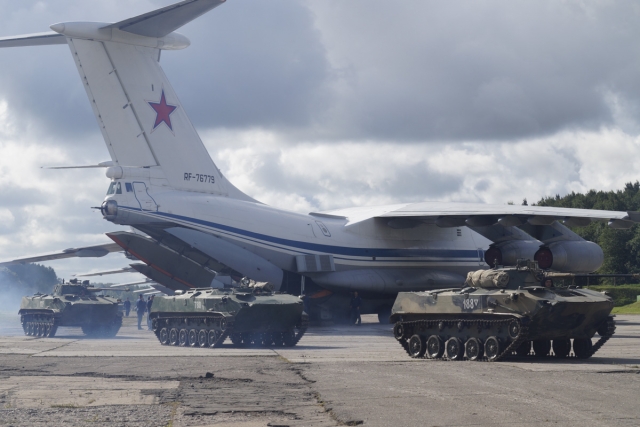 Выгрузка техники из самолета Ил-76 ВВС России 
