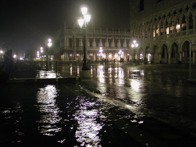 Высокая вода в ночной Венеции