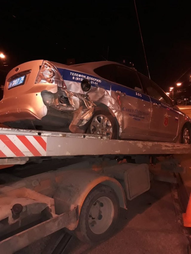 Пьяный водитель без прав разбил полицейский автомобиль в Петербурге