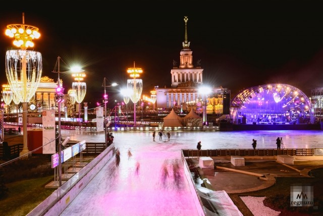 Лёд для влюблённых: в Москве стартовал сезон катков