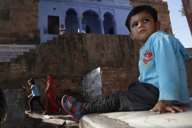 Джодхпур — холмистый город. Тут и там лестницы для удобства передвижения граждан. Самый высокий холм — 125 метров, на нем располагается крепость Мерангар
