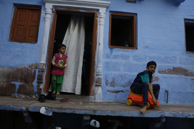 Дети играют около входа в брахманский дом