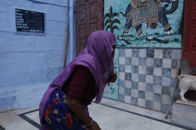 Женщина поднимается к себе в дом