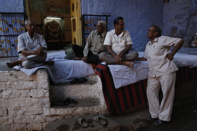 Мужчины собрались для размеренной беседы на крыльце храма