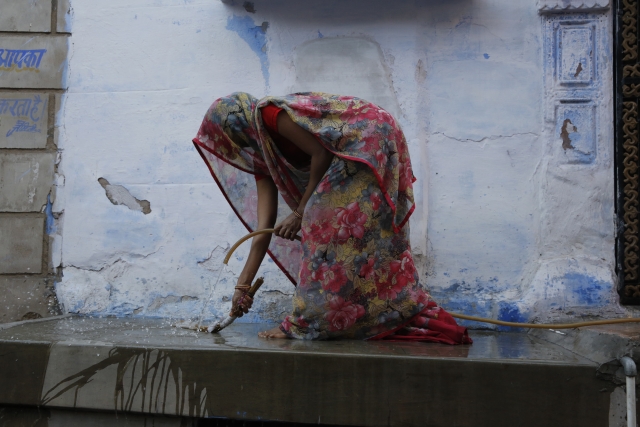 Женщина моет порог своего жилища. В брахманских домах не по-индийски чисто, чего не скажешь об улочках города, но это не удивительно для всей Индии