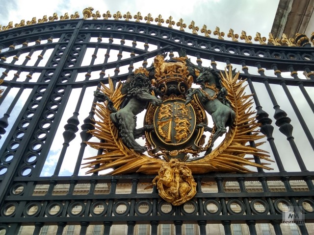 Букингемский дворец (Buckingham Palace) — официальная лондонская резиденция британских монархов. Центральная часть главного фасада и главные врата