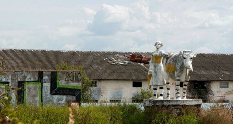 Советские фермы. Заброшенные фермы в России. Заброшенные советские фермы. Заброшенная животноводческая ферма. Советская ферма